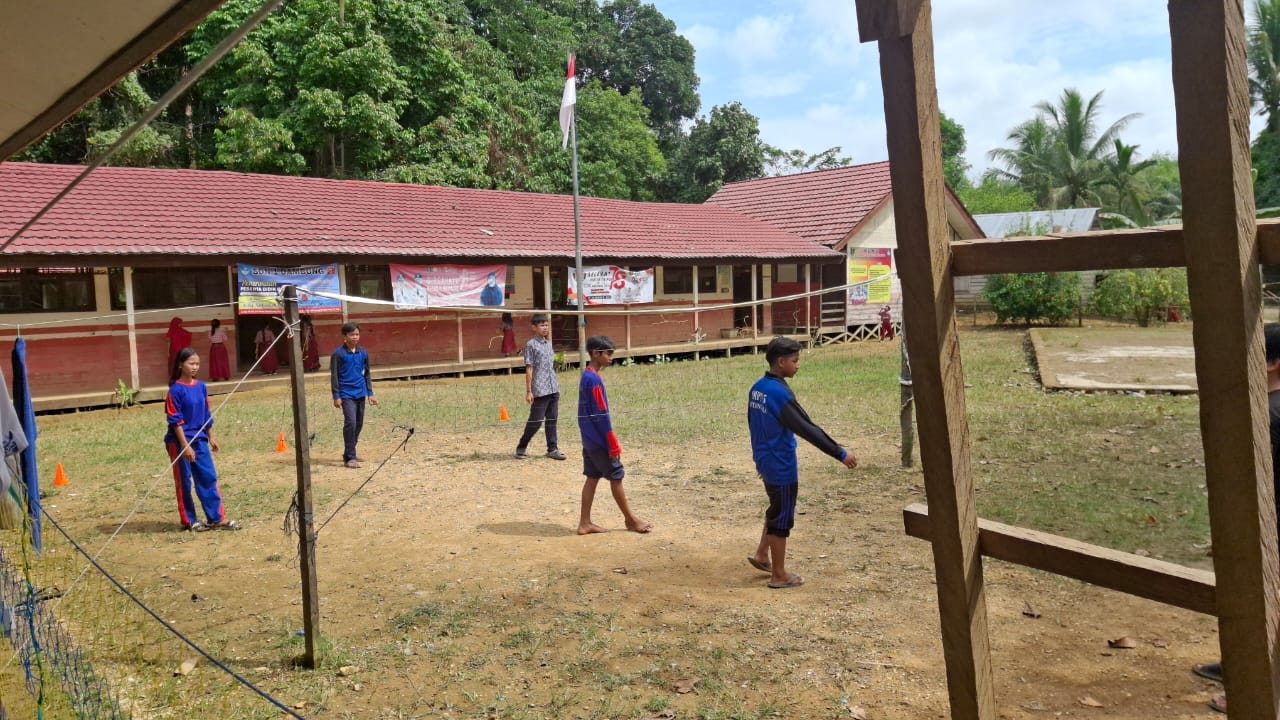 SMPN 5 BA Pelatihan Teknik Voli: Meningkatkan Keterampilan dan Kerja Sama Tim