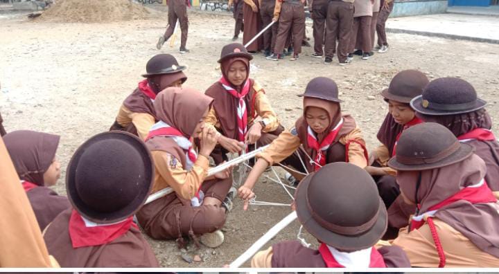 kegiatan Pramuka pembuatan tandu dengan tali belati