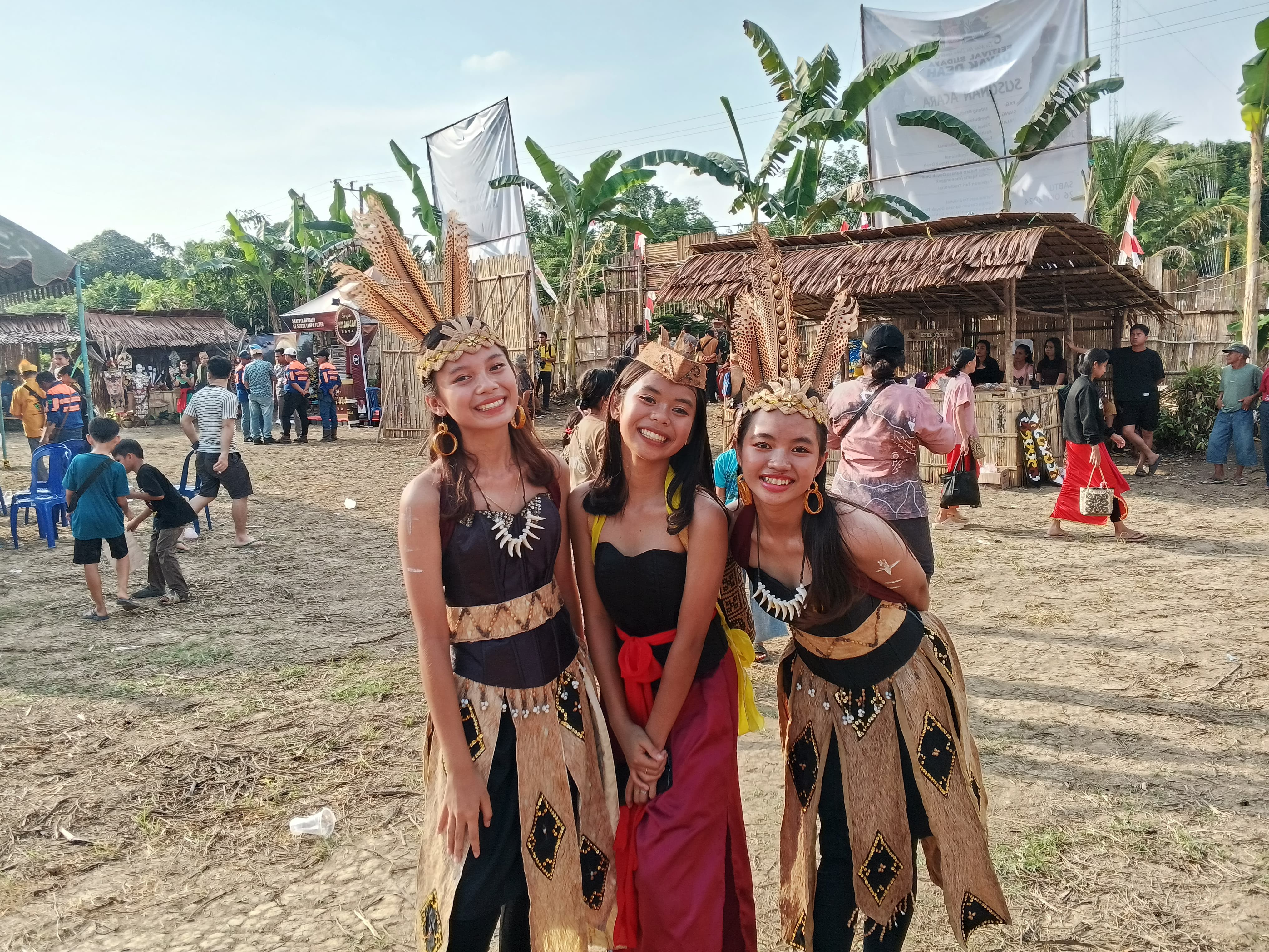 Ekstrakurikuler tari tradisional Tari Balian Dayak Deah