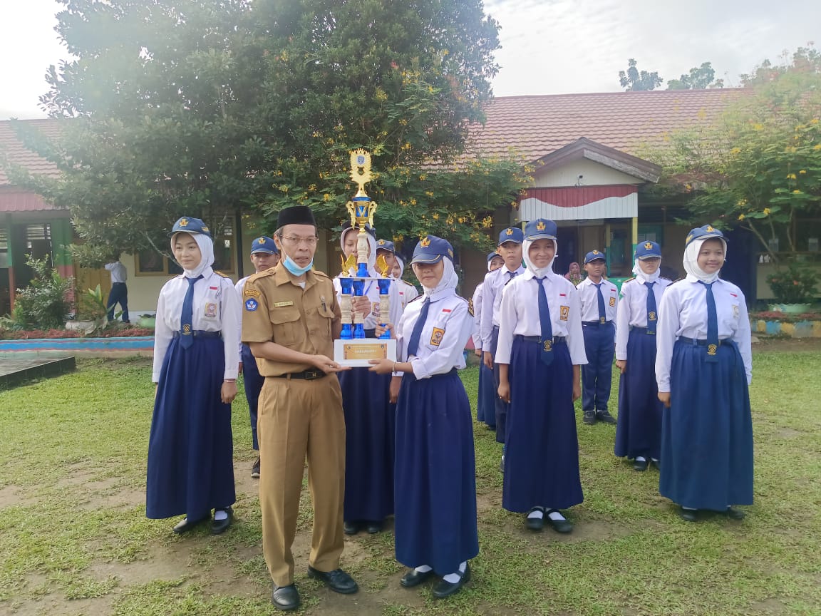 RAIH TROPHY MADYA 1 PASUKAN PASKIB SMPN 4 TANJUNG UNJUK KEBOLEHAN!