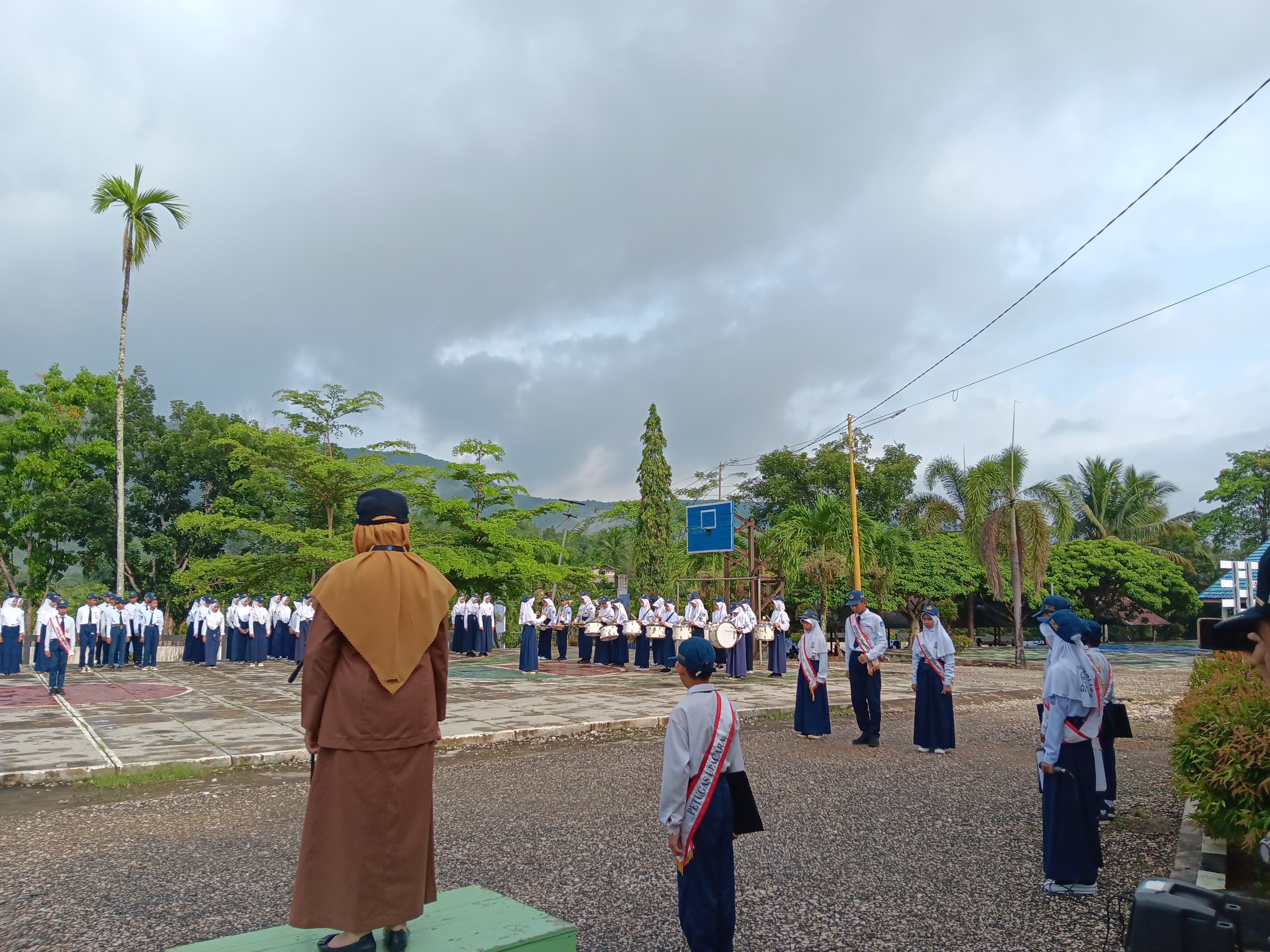 Pengibar bendera upacara senin