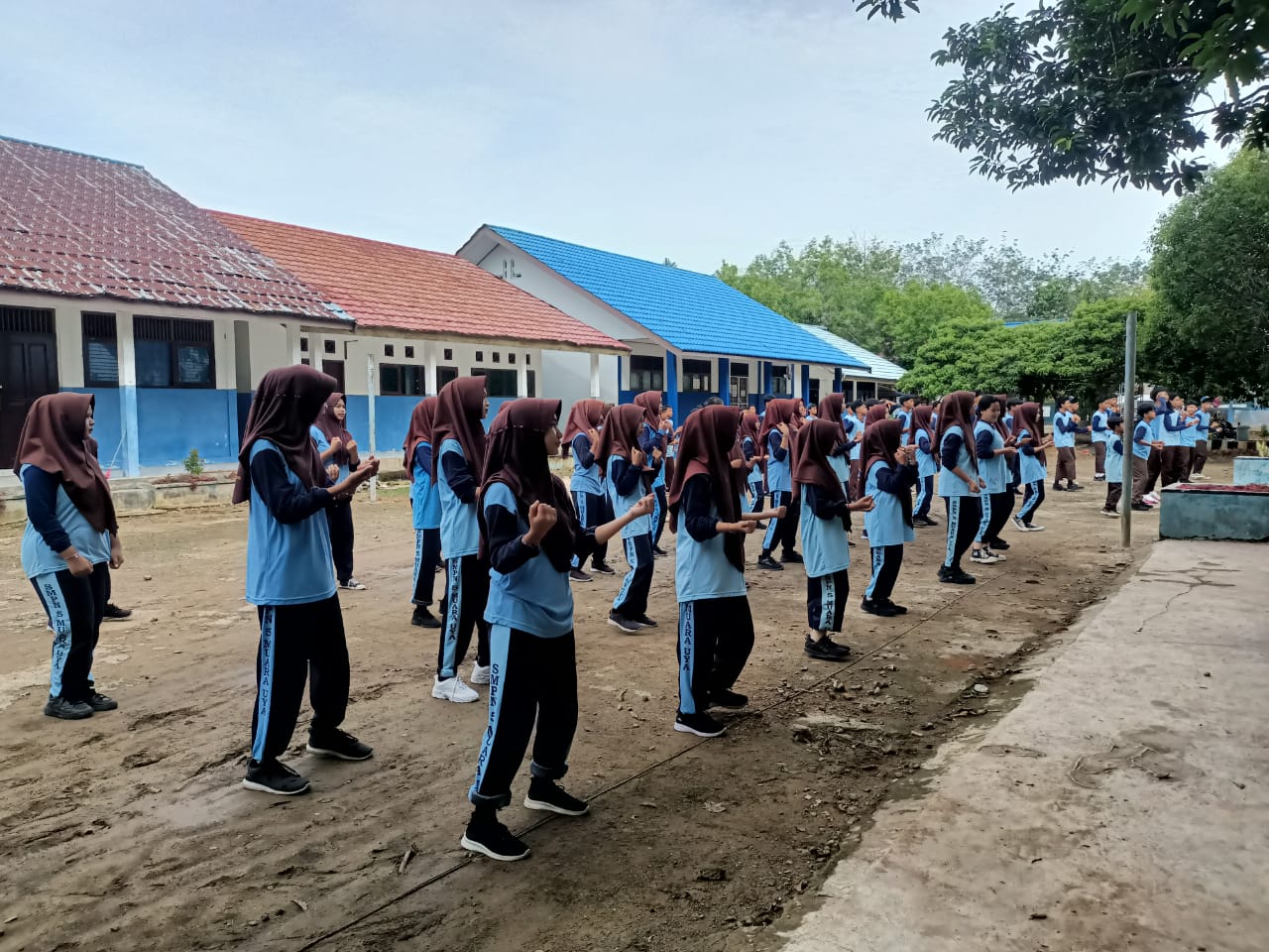 senam pagi seluruh siswa siswi