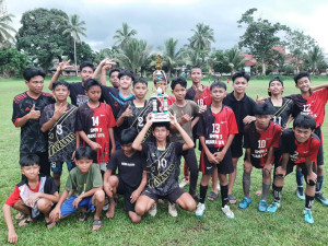 mengikuti lomba permainan sepak bola