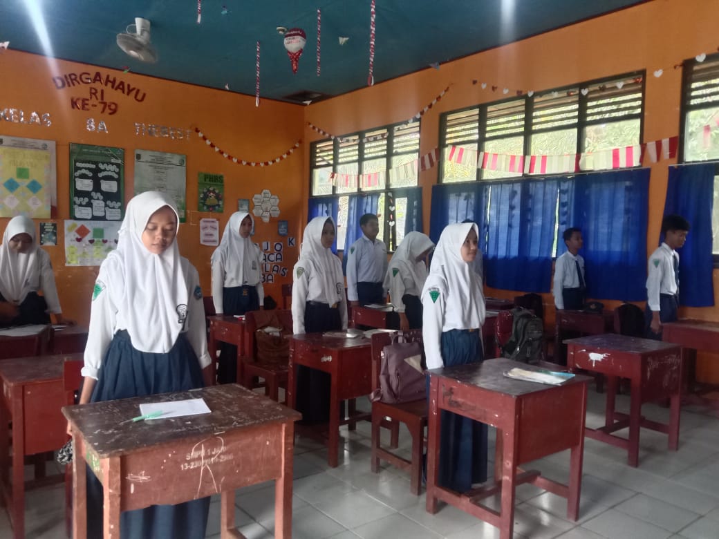 Menyanyikan lagu Indonesia raya