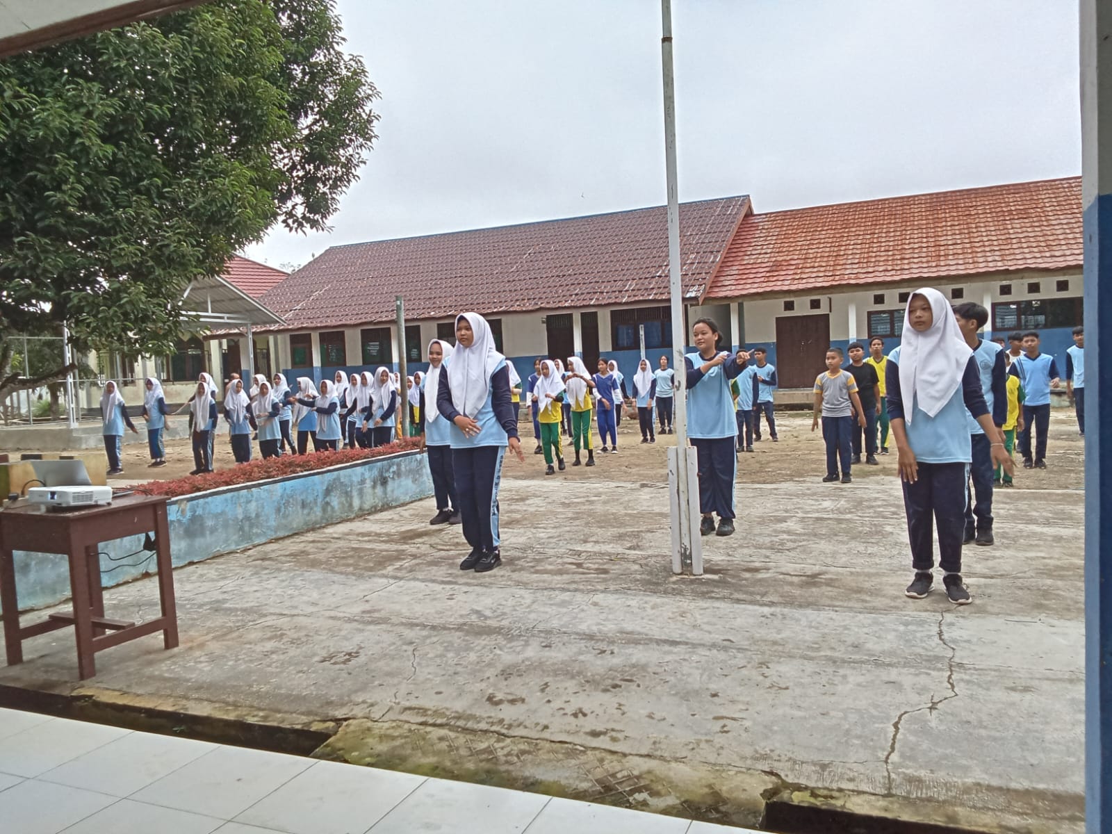 senam pagi seluruh siswa siswi mpls