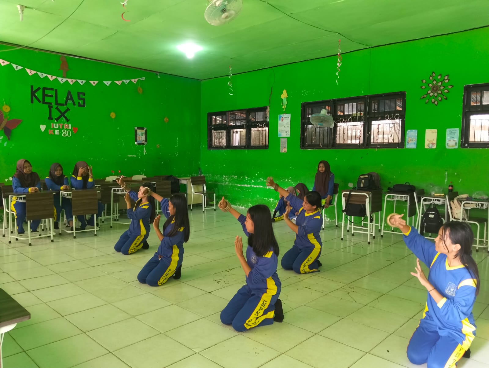 Kegiatan Ekskul Menari setiap minggu sekali