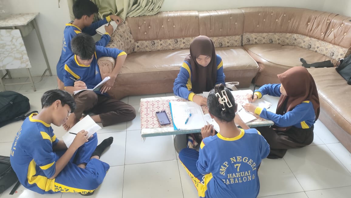 Kegiatan Ekskul Puisi setiap seminggu sekali