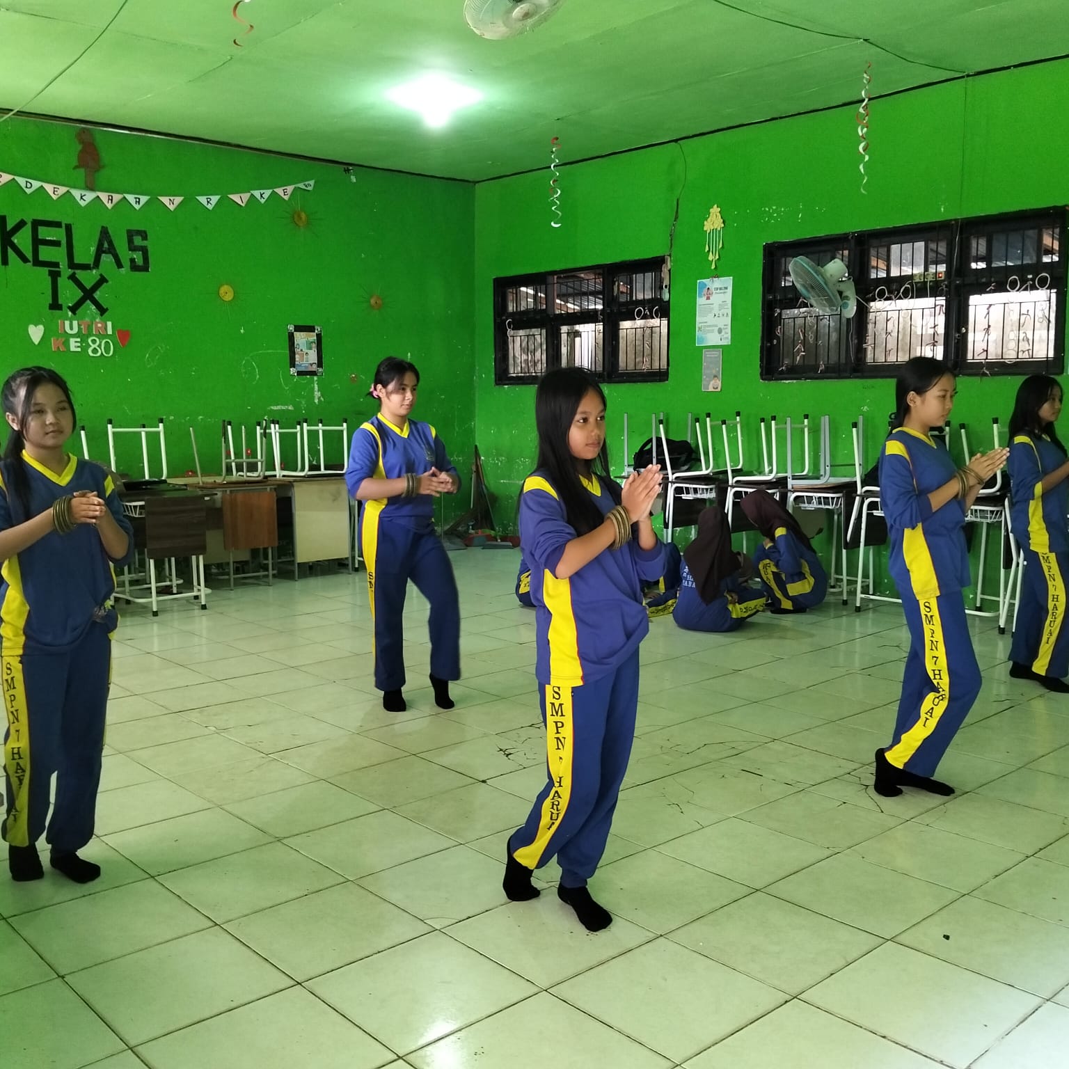 Kegiatan Ekskul Menari setiap minggu sekali bulan November