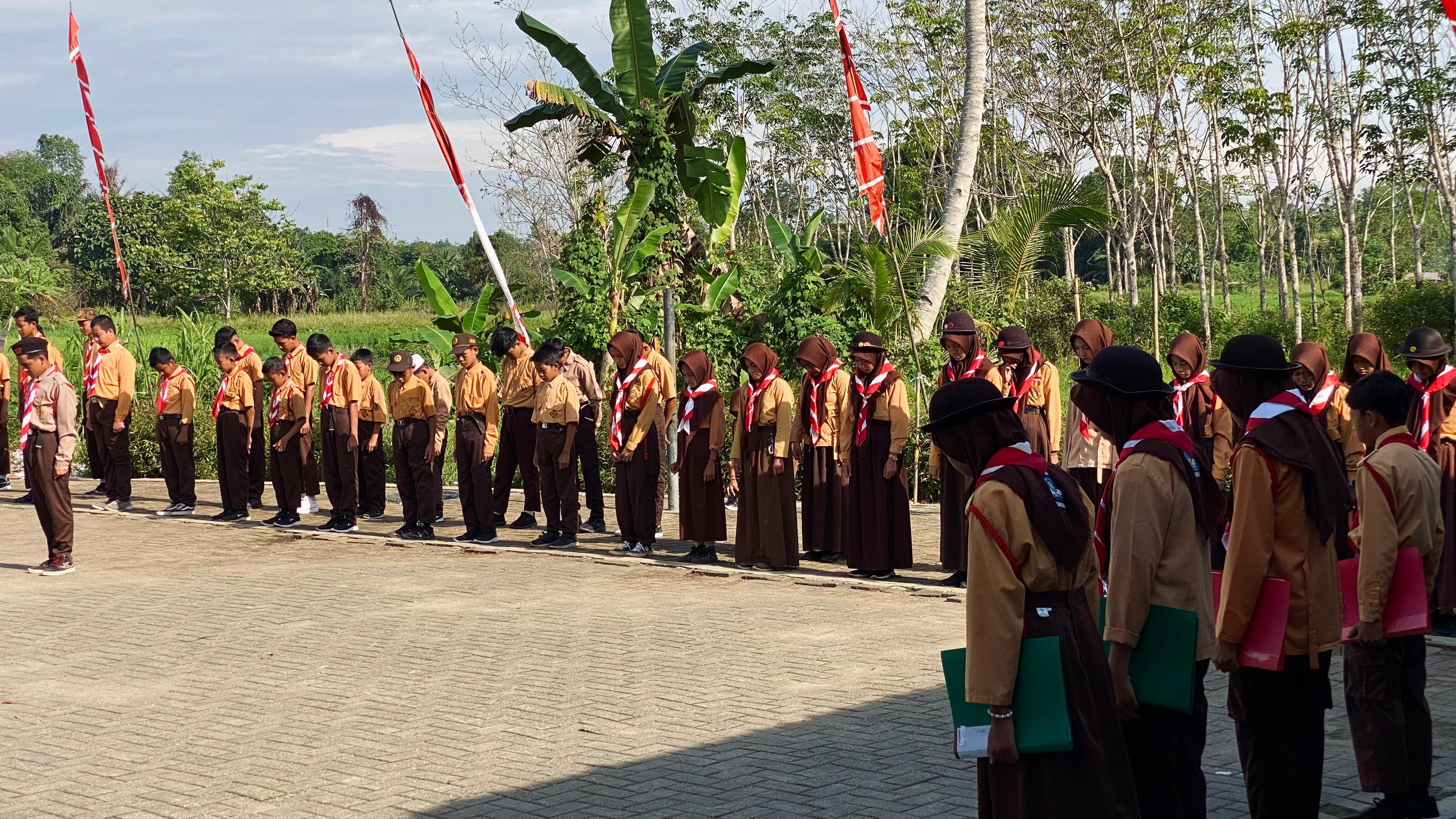 Disiplin Sejak Dini,Siswa SMP Ikuti Upacara Rutin Pramuka