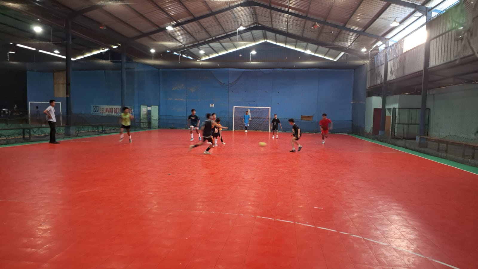 Semangat Futsal Membara di Gedung MK: Eskul SMPN 3 Muara Uya Gelar Latihan Intensif