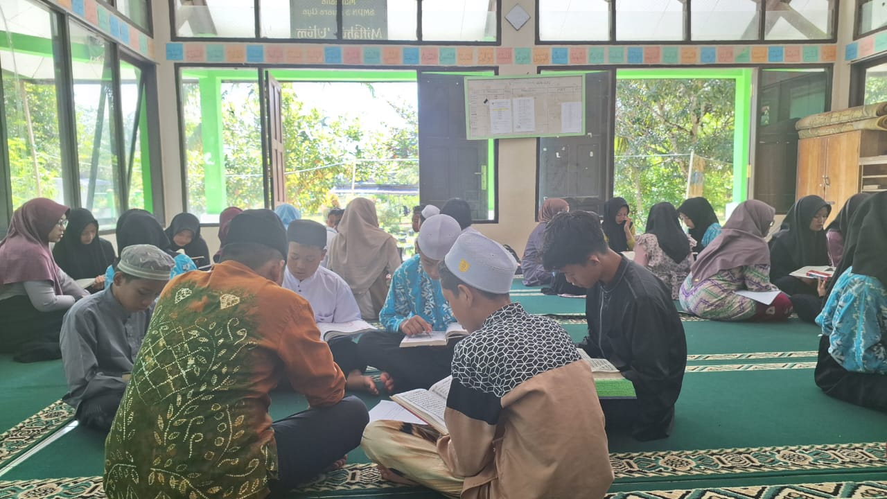 Tingkatkan Literasi Al-Qur'an, Siswa SMPN 3 Muara Uya Gelar Eskul Mengaji Rutin