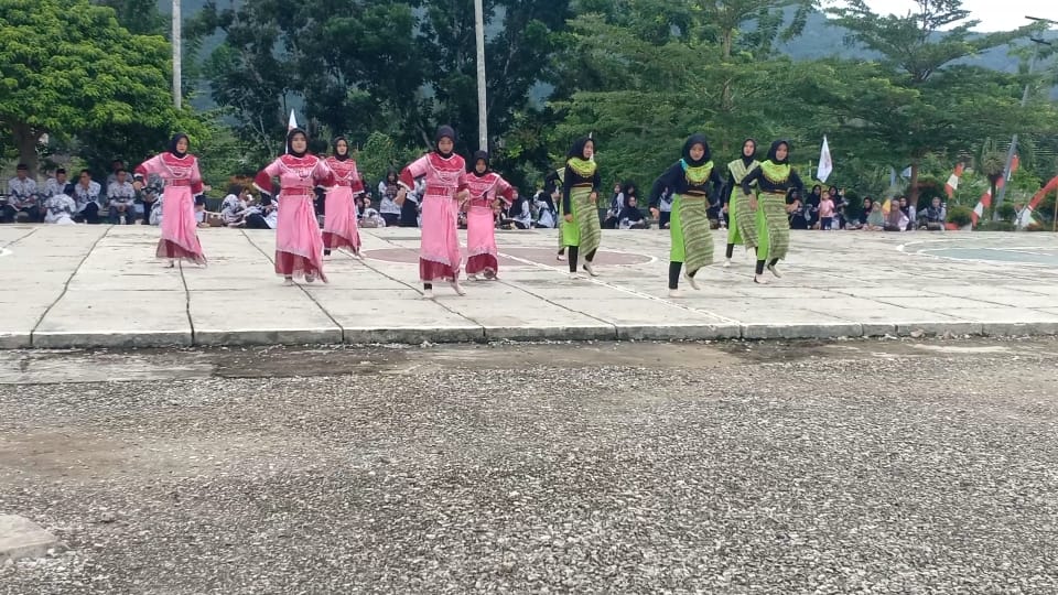 Memeriahkan acara HUT PGRI