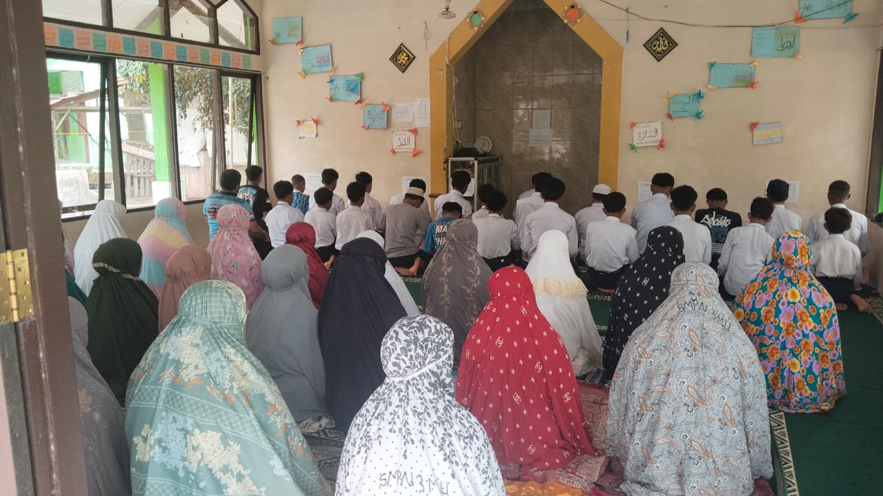 SMP Negeri 3 Muara Uyar Pembiasaan Keagamaan Pagi untuk Tingkatkan Kedisiplinan dan Spiritualitas Siswa
