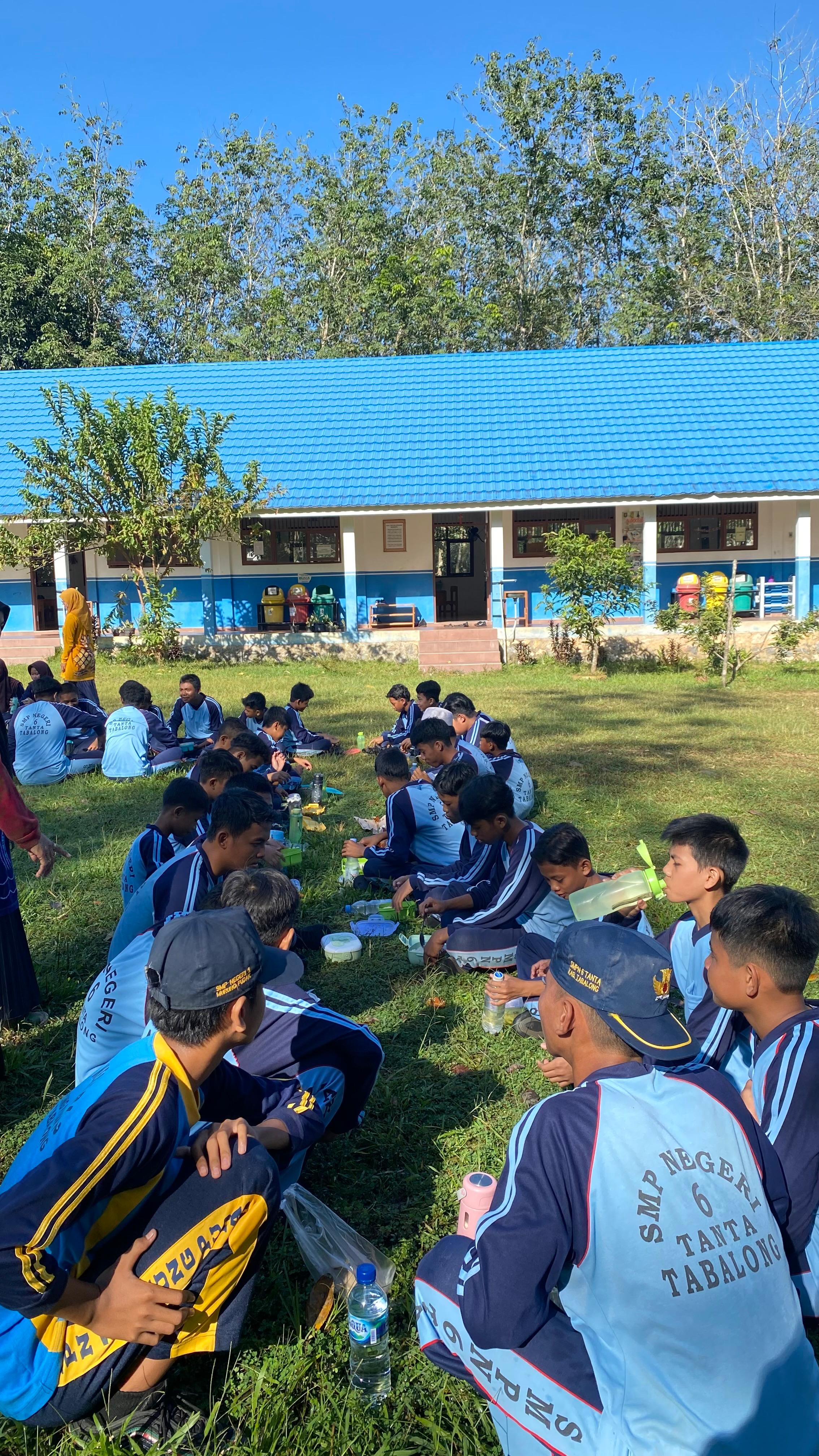 Makan Sehat dan Bergizi Oleh Seluruh Peserta Didik SMP Negeri 6 Tanta