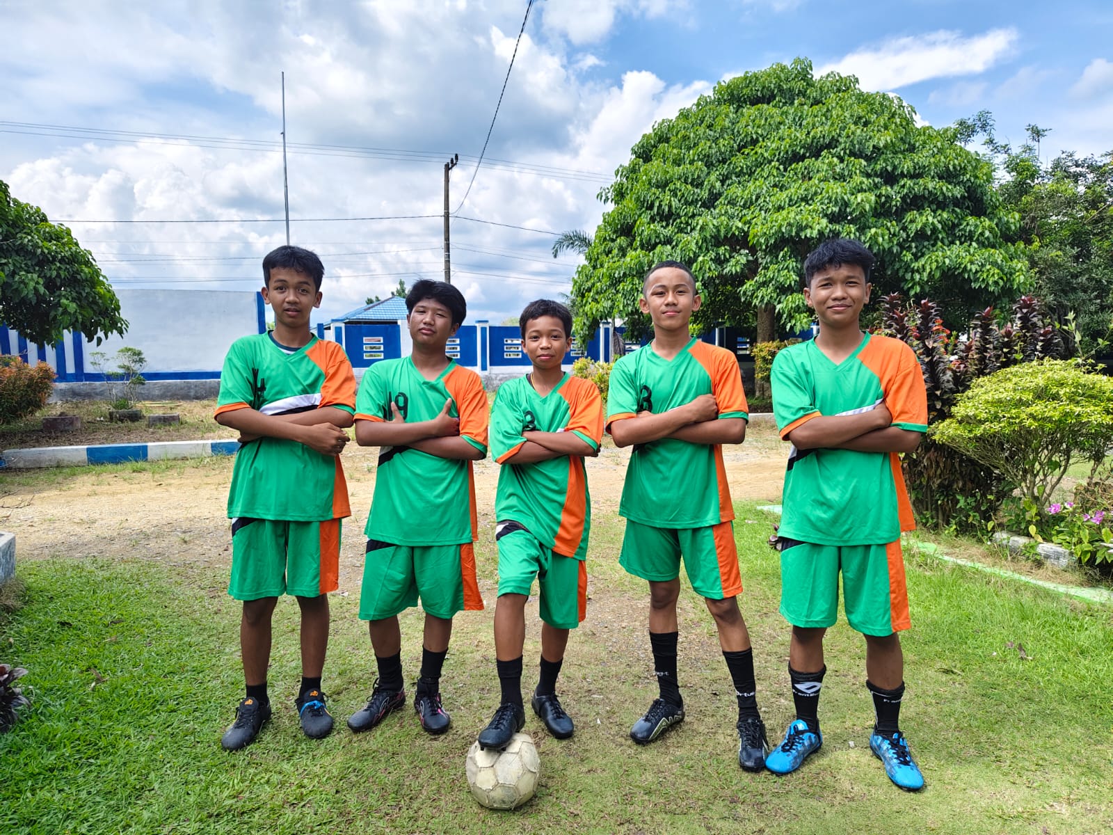 SMP Negeri 2 Muara Uya mengikuti lomba futsal di SMA Negeri 1 Muara Uya