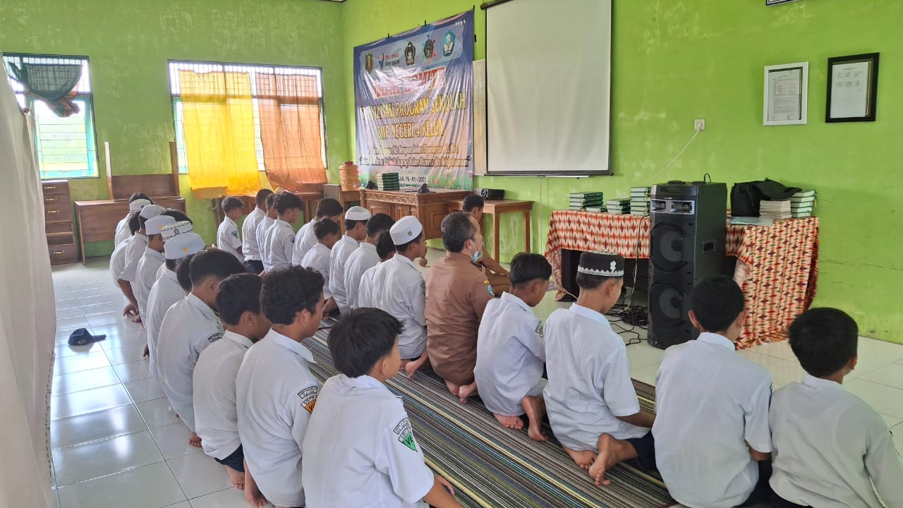KEGIATAN SHOLAT DZUHUR BERJAMAAH SMPN 4 KELUA