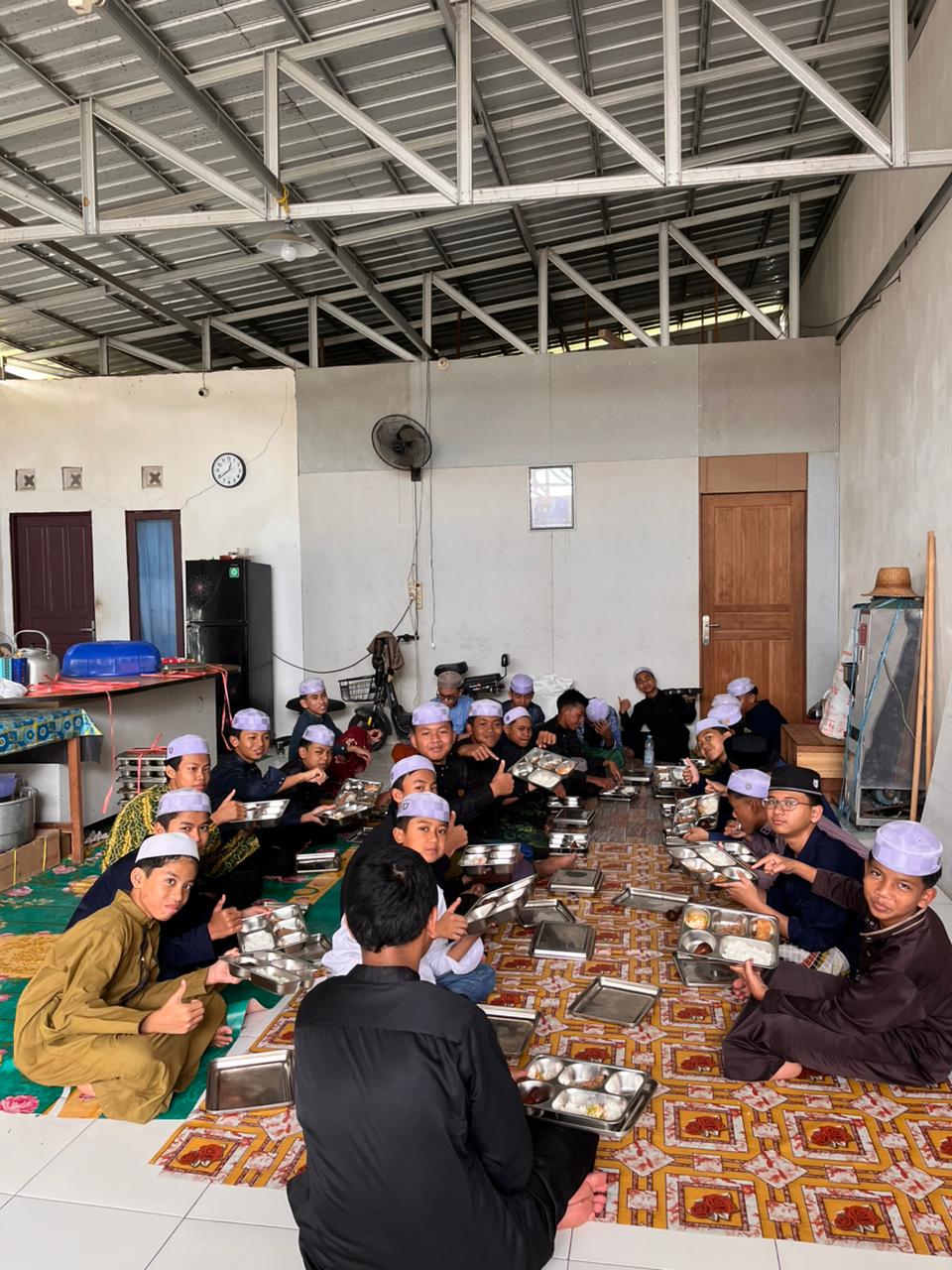 Makan Sehat dan Bergizi Bersama Seluruh Siswa SMP Tahfidz Terpadu Syams Ummi Kaltsum