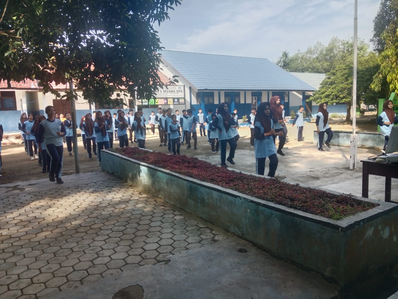 Senam anak indonesia hebat SMPN  5 MUARA UYA