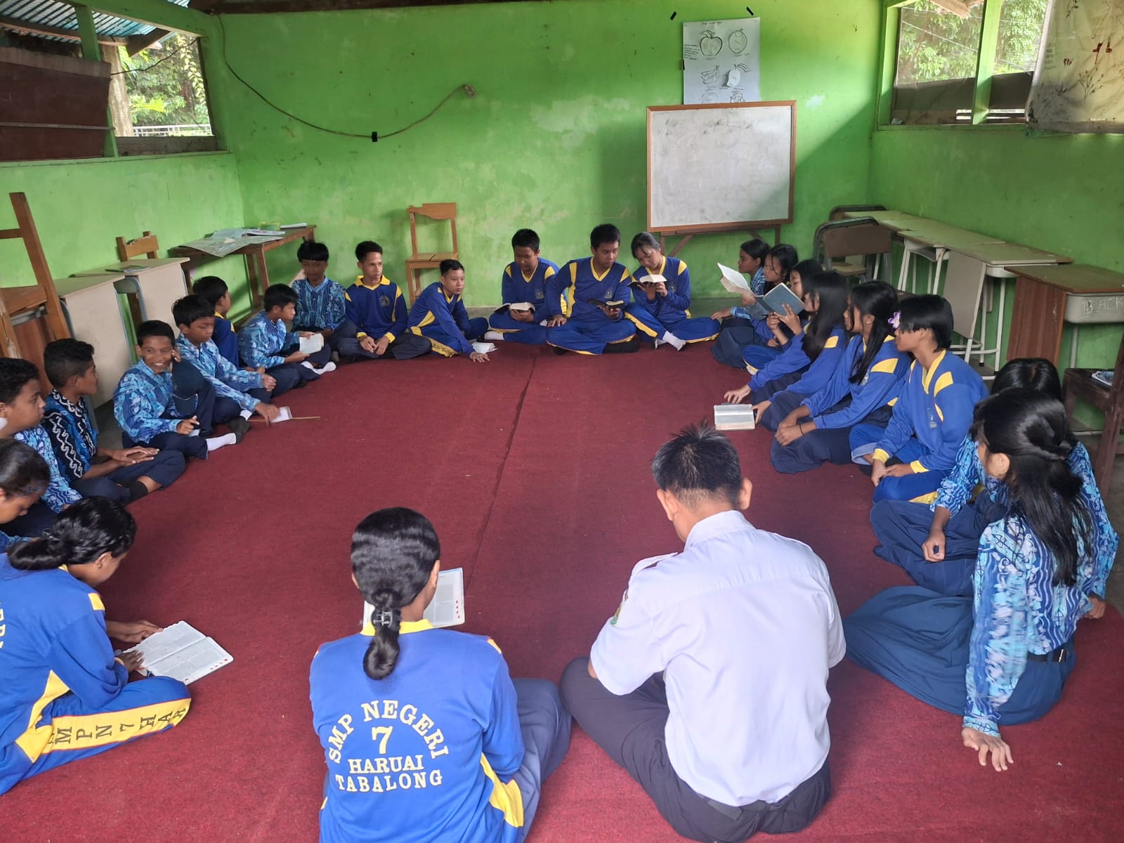 kegiatan rutin setiap pagi untuk agama non muslim sebelum memulai senam SMPN7Haruai