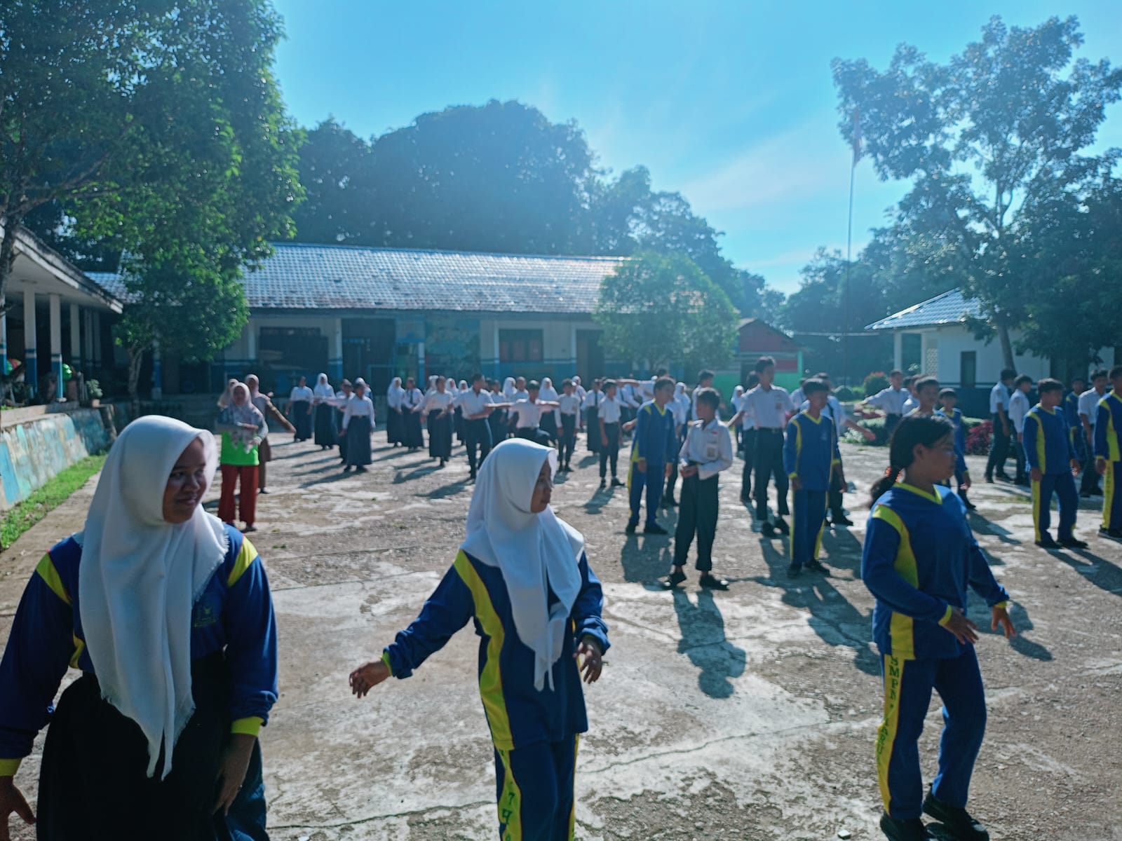 senam SMPN 7 Haruai