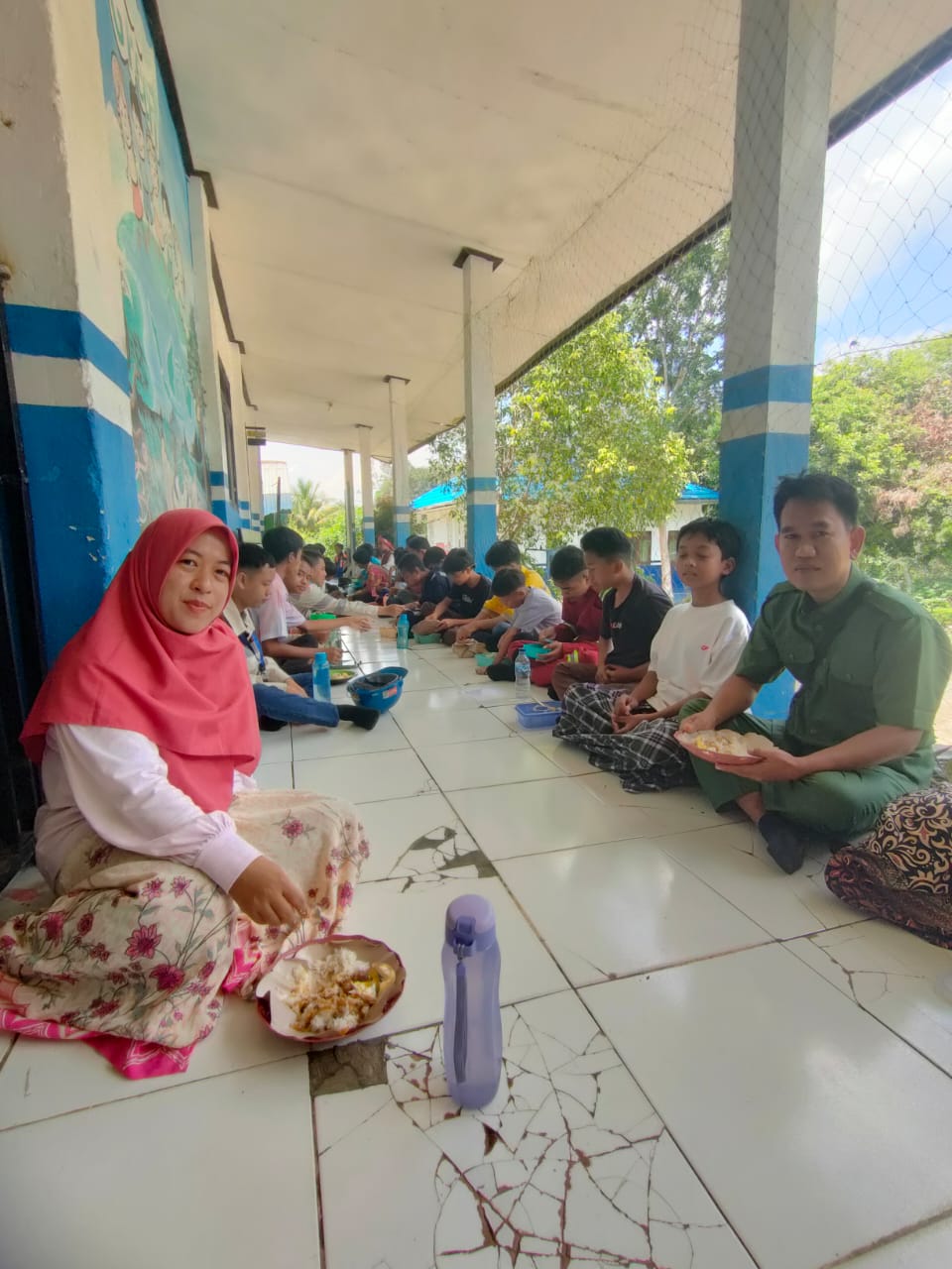 makan sehat kepala sekolah,guru,tu dan seluruh murid SMPN 7 Haruai