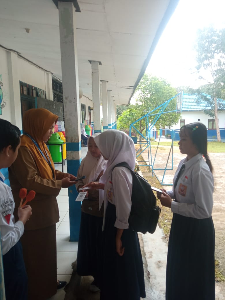 absen barkot siswa dilakukan oleh guru/tu yg piket SMPN 7 Haruai