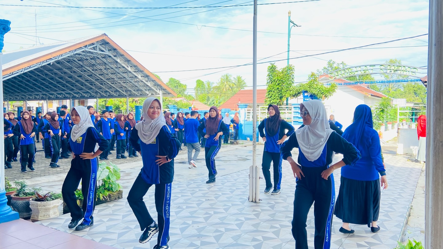 Pelaksanaan Senam Anak Indonesia Hebat bersama di halaman SMP Negeri 2 Tanjung .