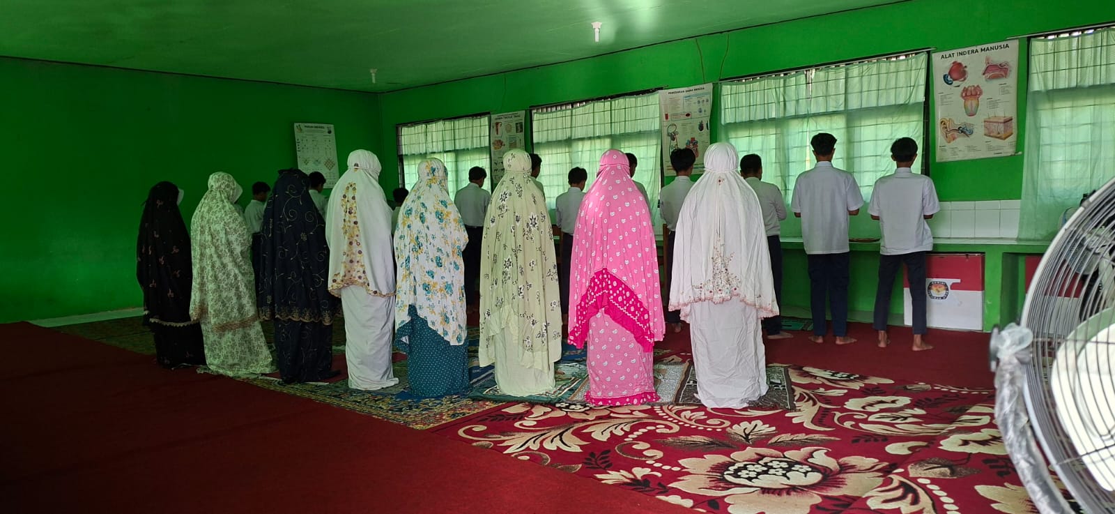 kegiatan sholat duha SMPN 7 Haruai