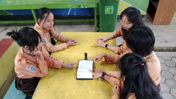 Kegiatan Keagamaan Agama Kristen SMP Negeri 2 Tanjung. 